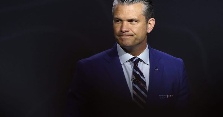 Pete Hegseth parlant en un faristol oficial.