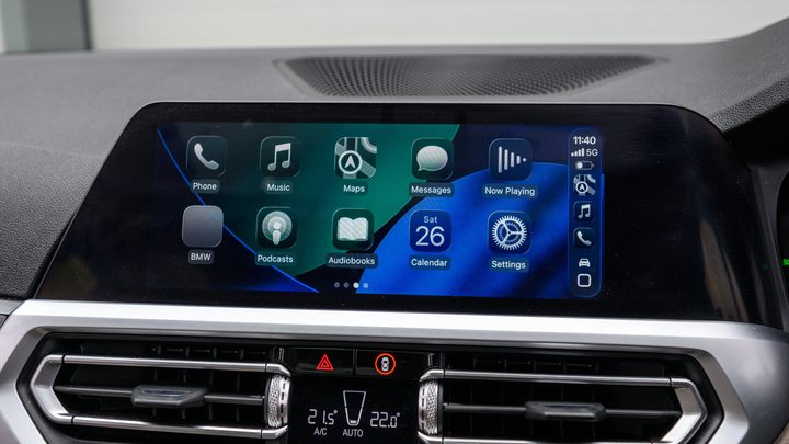 Adaptador USB sense fil per a CarPlay connectat al port d'un vehicle.