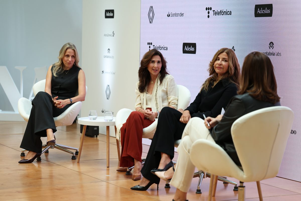 Laura Hernando (Colliers), María Cermeño (Telefónica) y Laura Morcillo (MOM Culinary Institut) junto a Cristina Aldaz, en la charla de liderazgo.