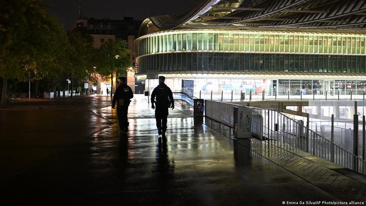 Les autoritats franceses imposen tocs de queda parcial a París, Niça