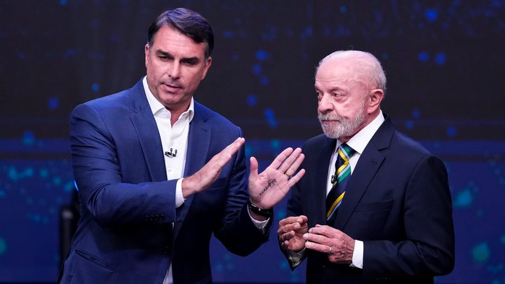 Lula i Bolsonaro protagonitzen un cara a cara hostil i plagat d'atacs