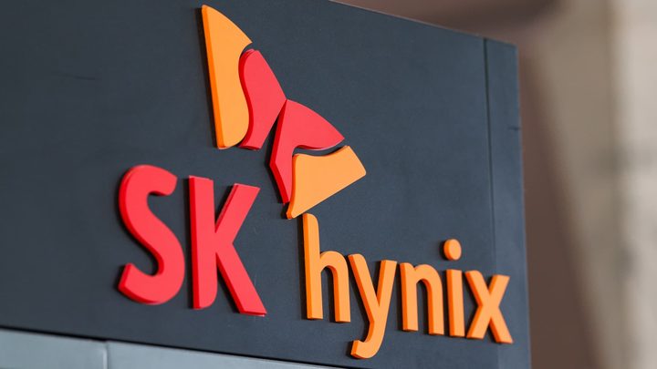 Logotip de SK Hynix i xips de memòria en un entorn tecnològic.