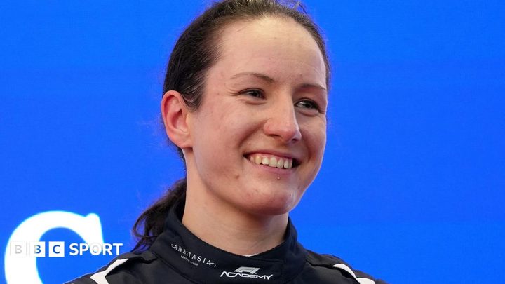Alisha Palmowski celebrant la victòria del títol de la F1 Academy.