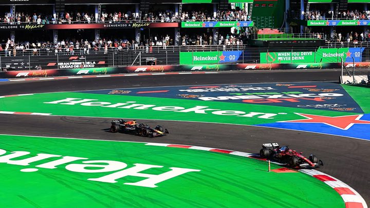 Monopatins i cotxes de F1 rodant a l'Autòdrom Hermanos Rodríguez.