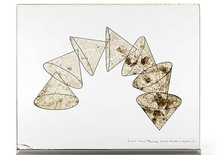 Imagen principal - En las imágenes, obra de Marcel Duchamp y Richard Hamilton, 'The Sieves', de 1971; 'Fotografía de Marguerite Duthuit y Pierre Matisse en la inauguración de la exposición 'Henri Mati