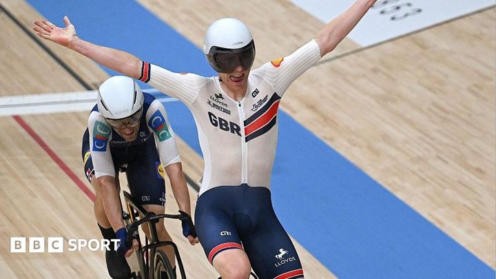 Mark Stewart celebrant la seva victòria al Campionat del Món de ciclisme en pista.
