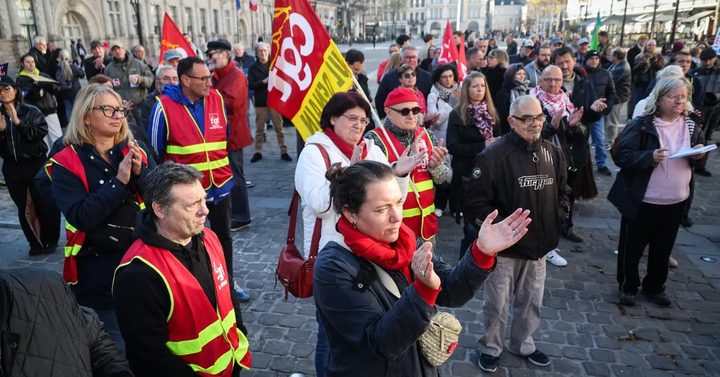 Agents de policia amb equip antiavalots patrullen a prop de la plaça de la Bastilla durant les protestes a París.