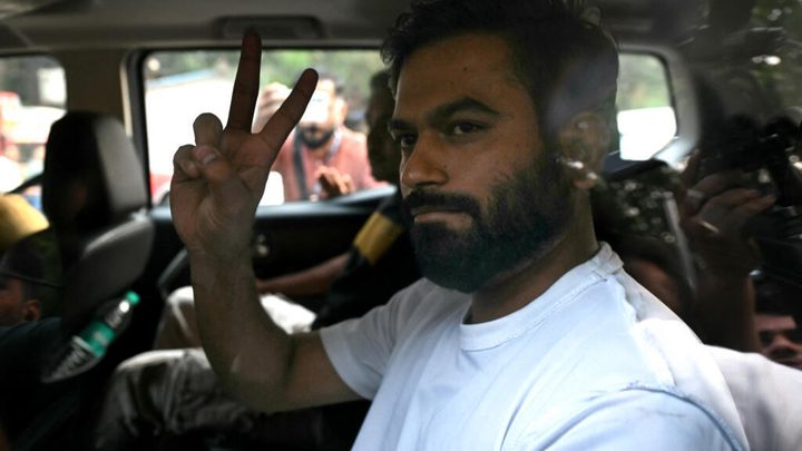 Abhijeet Dipke sortint de la comissaria després de ser alliberat a l'Índia.