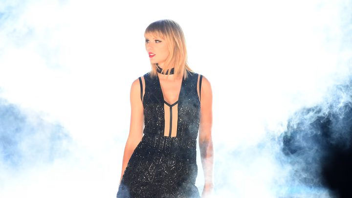 Taylor Swift actuant en directe davant d'una gran multitud al Circuit de les Amèriques.