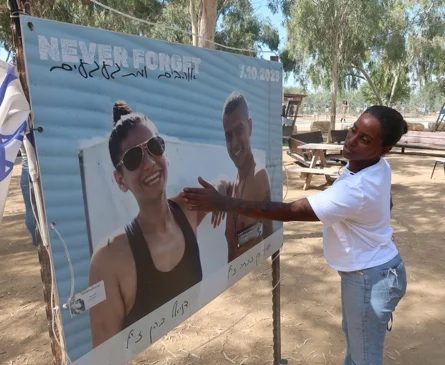 Imagen secundaria 1 - Mazal Tazazo, superviviente del Nova en el memorial por las víctimas en Re'im, junto a Gaza. En un momento de la conversación, acaricia las fotos de sus compañeros y amigos que m