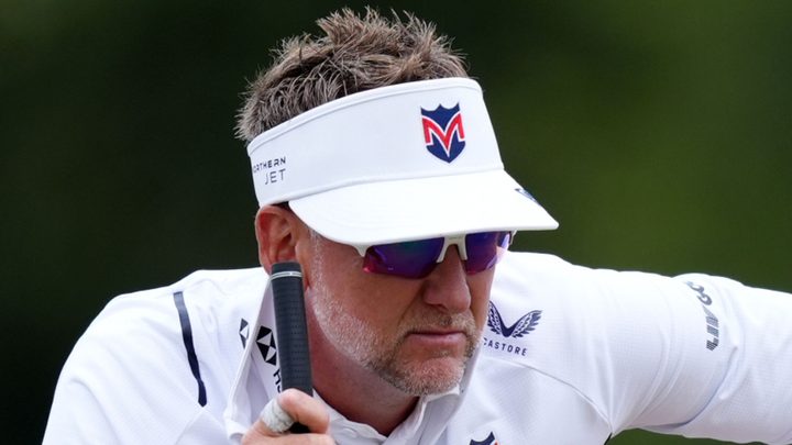 Ian Poulter en un camp de golf jugant un partit.