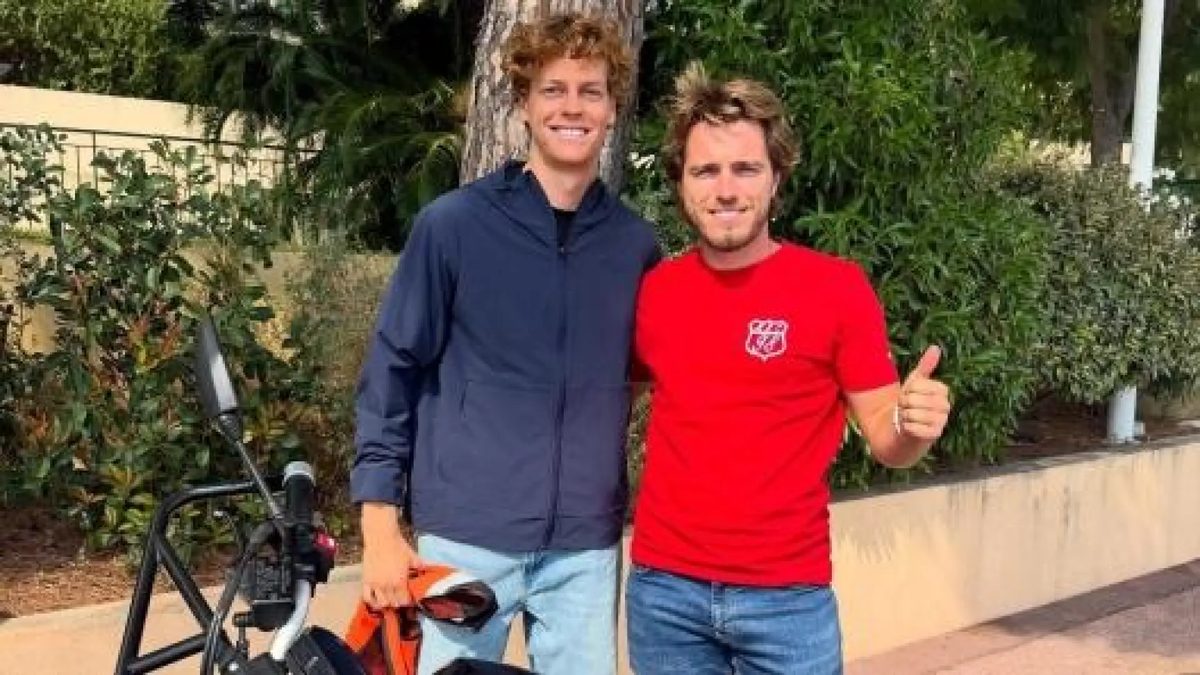 Jannik Sinner, número 1 en el rànquing #ATP, aconsegueix en el "cinquè set" el carnet de moto