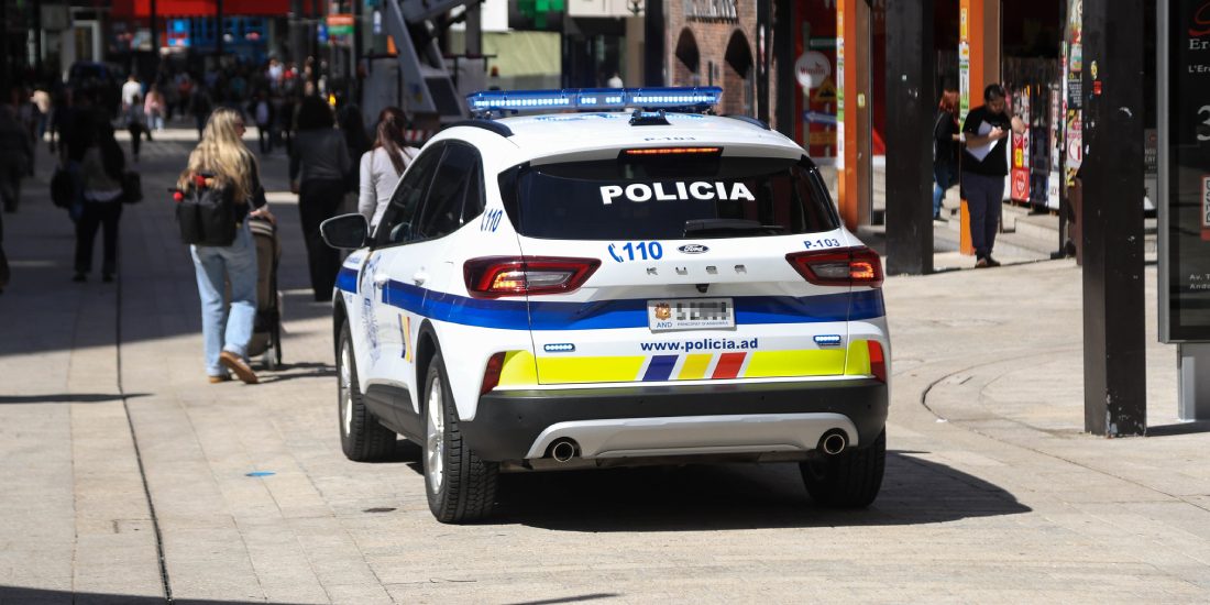 Detingut un home per amenaçar amb un ganivet en un local nocturn i una benzinera