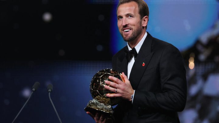 Harry Kane posa amb el trofeu de la Pilota d'Or 2026 a Londres.