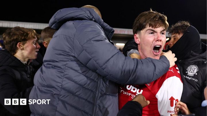 Aficionats del Fleetwood celebrant la victòria a la tanda de penals contra l'Arsenal.