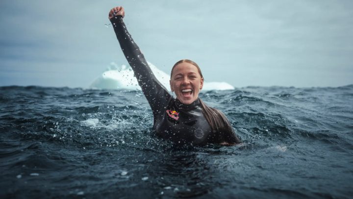 Molly Carlson és la primera dona a saltar des d'un iceberg a la deriva a Terranova