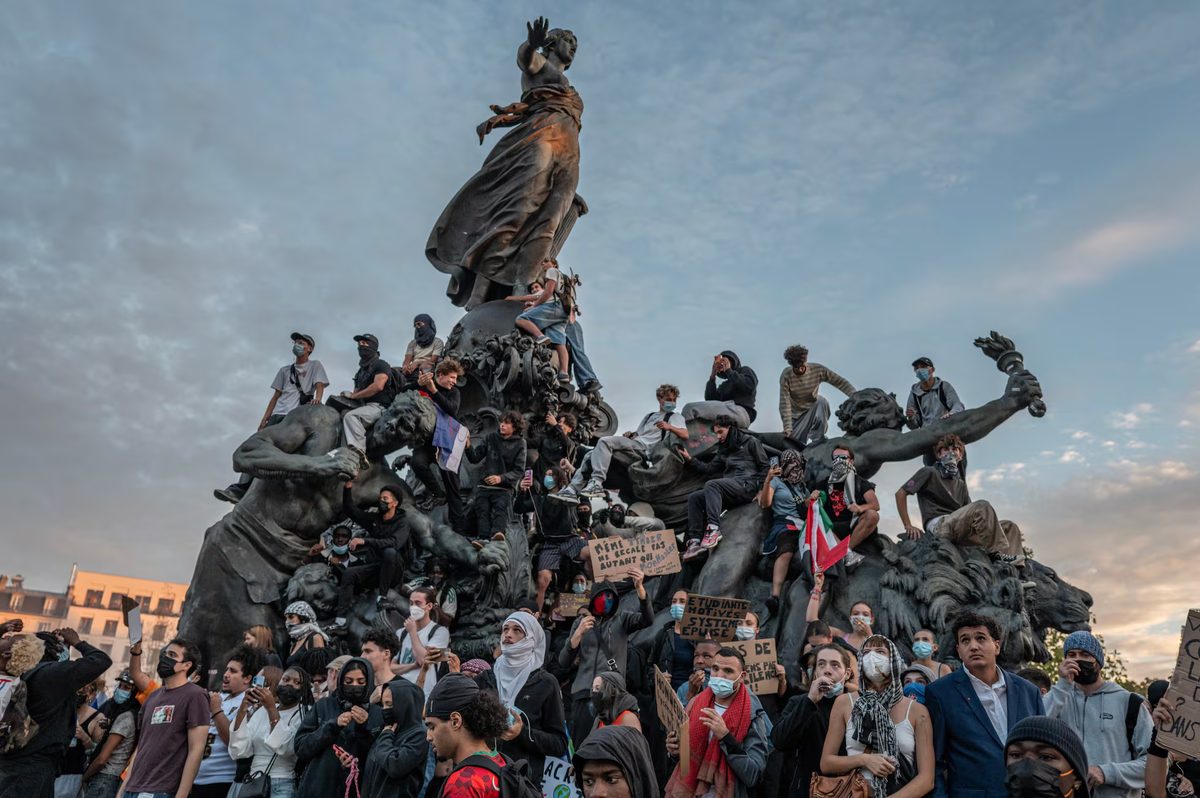 Images) Estudiantes se manifiestan contra la falta de recursos y personal en el sistema educativo, en la plaza de la República de París, el 4 de octubre de 2026. Veronique de Viguerie (Getty Images)