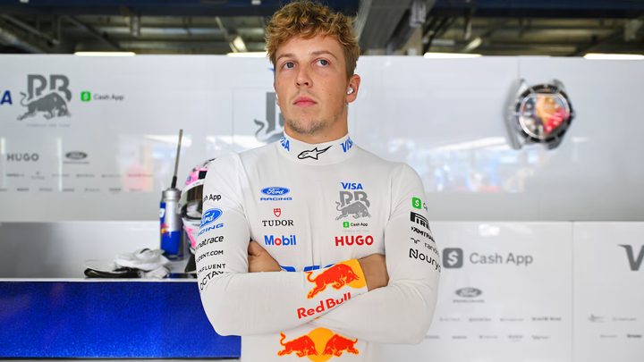 Liam Lawson pilotant un monoplaça de Fórmula 1 a la pista.
