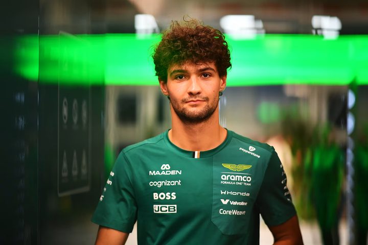 Jak Crawford amb el vestit oficial d'Aston Martin.