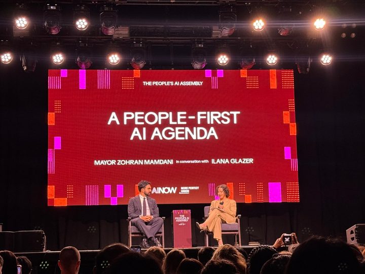 L'alcalde Zohran Mamdani parlant sobre la intel·ligència artificial.