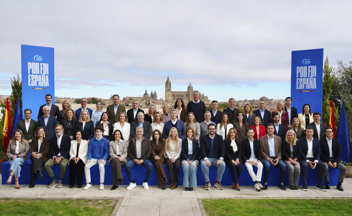 El presidente del PP, Alberto Núñez Feijóo, con los 'cabezas de lista' del PP para las elecciones del 29-N, este domingo en Salamanca
