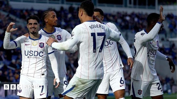Pedro Neto celebra un gol amb els seus companys del Chelsea durant el partit contra l'Everton.