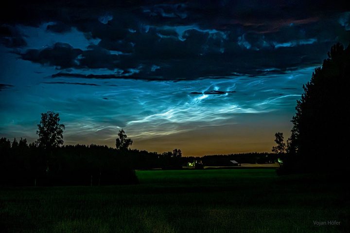 Una xarxa de núvols noctilucents blaus capturada sobre Linköping, a Suècia