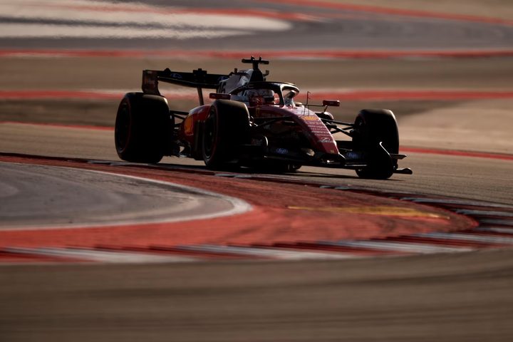 Charles Leclerc pilotant el seu Ferrari al Circuit de les Amèriques durant els entrenaments.