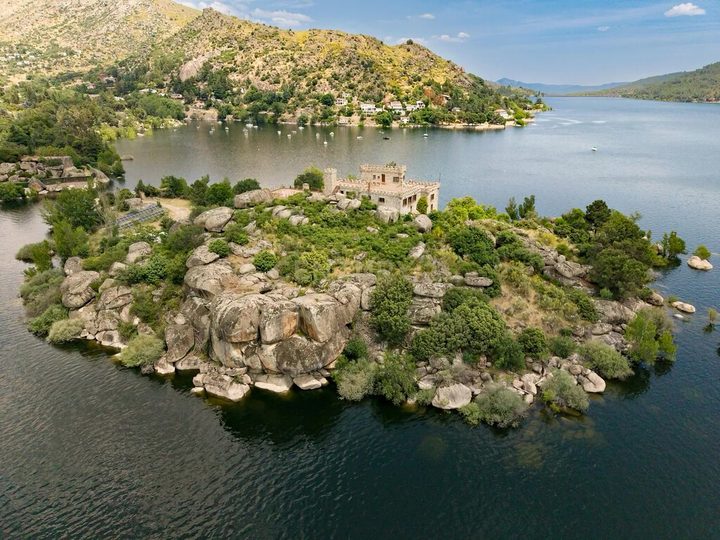 Ponen a la venda per 3,25 milions d'euros una illa amb castell a l'embassament del Burguillo