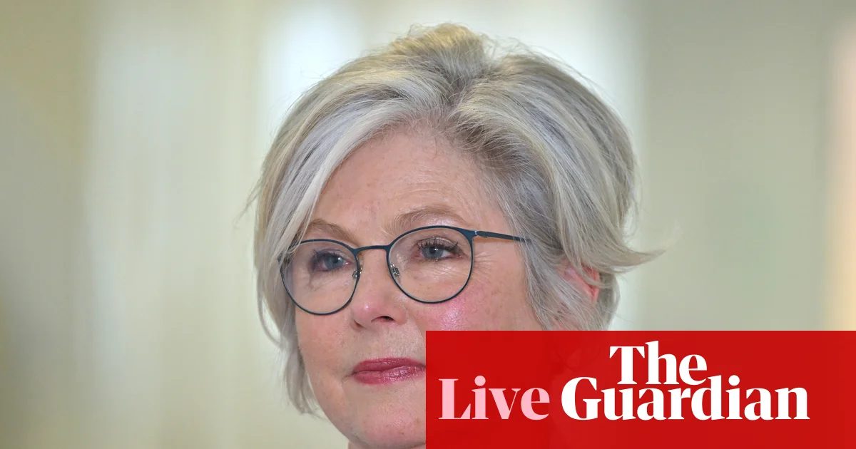 Retrat de la diputada Helen Haines somrient amb fons neutre.