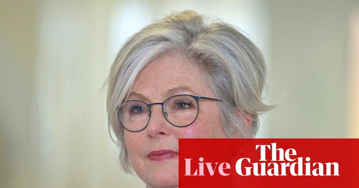 Retrat de la diputada Helen Haines somrient amb fons neutre.