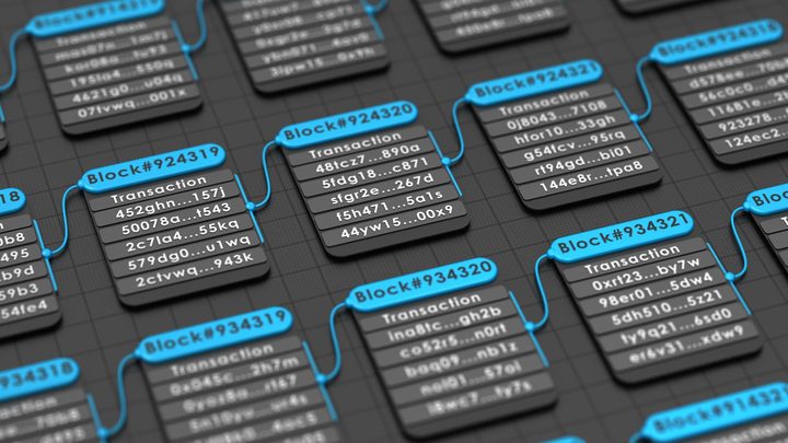 Monedes físiques de criptomoneda i dispositius digitals relacionats amb la seguretat en línia.