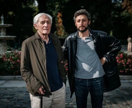 Imagen secundaria 1 - Arriba: Iñaki Viar, con la cuadrilla, en los años 60. Sobre estas líneas a la izquierda, Jon e Iñaki Viar, en el parque de El Retiro. A la derecha: Ramón y PIlar Elías, el día de