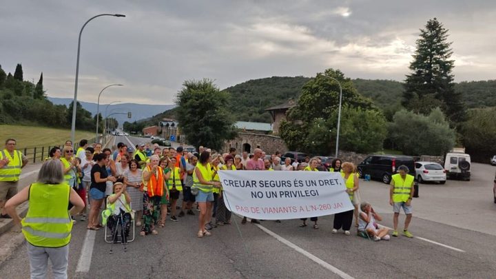 El veïnat de Castellciutat atura la protesta pel compromís de fer el pas de vianants