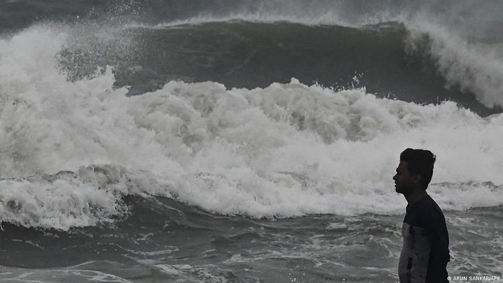 Un fort temporal s'acosta a les costes d'Andhra Pradesh i Odisha, a l'Índia.