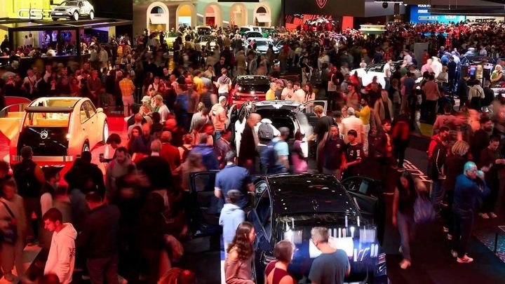 El Saló de l'Automòbil de París guanya visitants malgrat els disturbis a la ciutat
