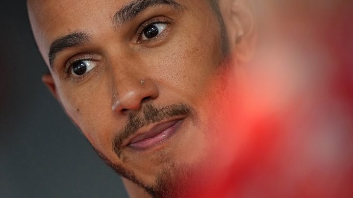 Lewis Hamilton i Charles Leclerc conversant al box de Ferrari durant el GP dels Estats Units.