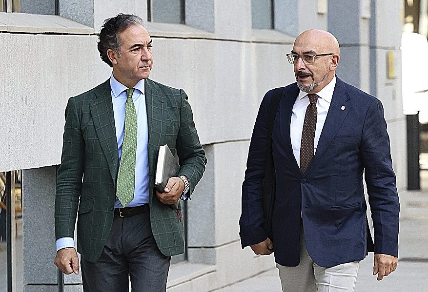 El jefe de Operaciones de la Guardia Civil en Ceuta (dcha.), ayer en la Audiencia.