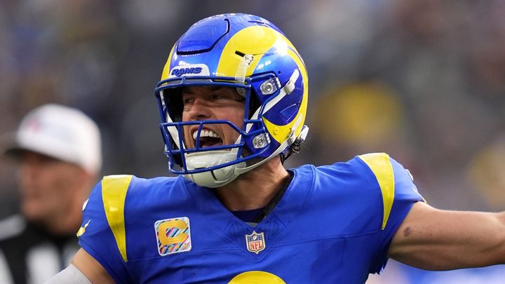 Un jugador de l'NFL amb equipació dels Rams durant un partit.