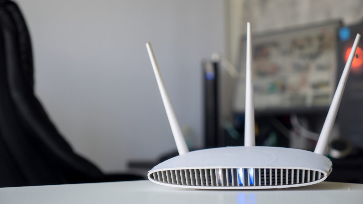 Rúter Netgear amb llums indicadores encesos a la part davantera.
