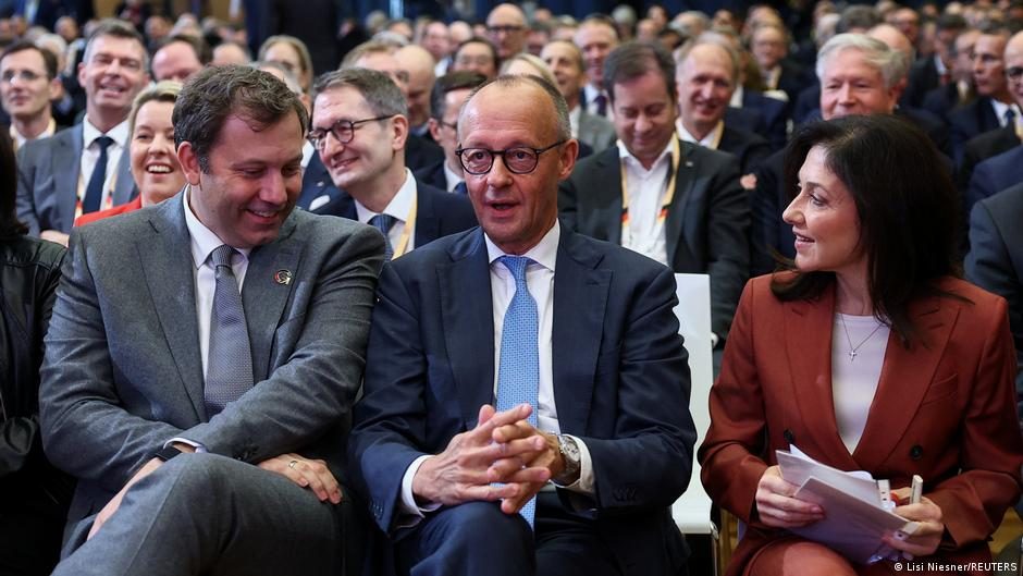 Friedrich Merz doing a thumbs-up gesture