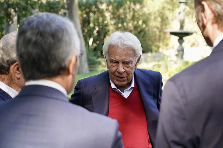 Felipe González reitera que votarà en blanc perquè no se sent representat