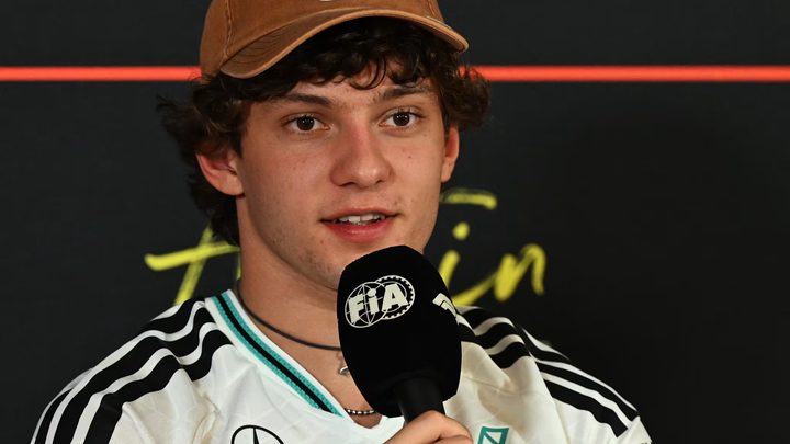 Kimi Antonelli somriu al pàdoc de la Fórmula 1 amb la jaqueta de Mercedes.