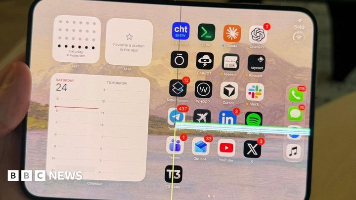 Un telèfon mòbil iPhone Duo plegable d'Apple amb defectes a la pantalla.