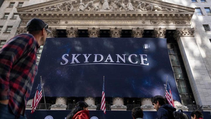 Logotip de Skydance i edificis moderns de mitjans de comunicació.