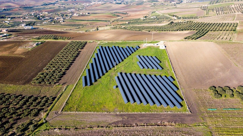 L'agrovoltaica pot reduir l'estrès tèrmic dels agricultors i refredar els cultius
