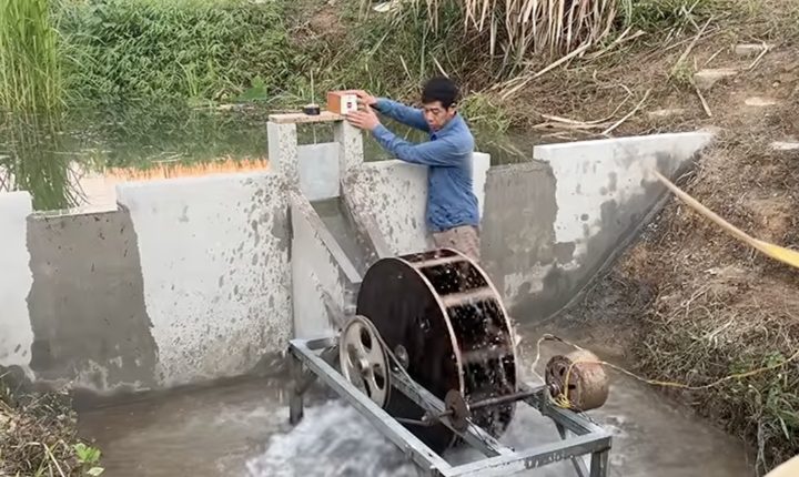 Un creador de contingut vietnamita construeix una microcentral hidroelèctrica a casa