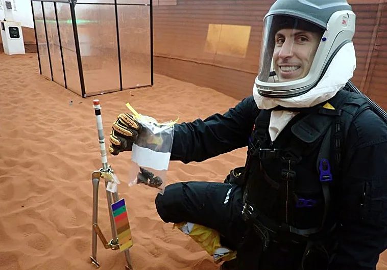 Imagen principal - En la foto principal, Ross Elder haciendo una actividad extravehicular fuera de la cápsula; abajo, plano general de los exteriores del entorno; al lado, tres de los cuatro tripulant