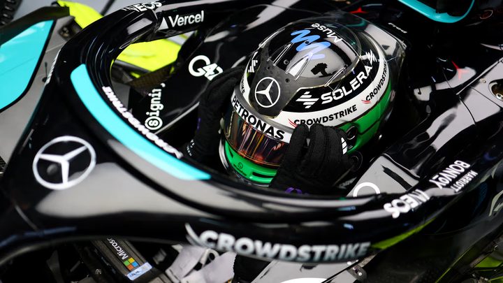 Deu pilots debutants posen conjuntament als boxs abans d'iniciar els entrenaments de F1 a Mèxic.